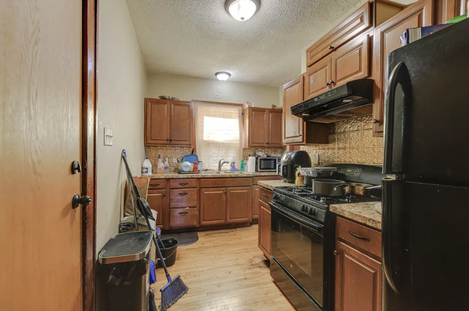 2646 Dupont Avenue North - 1