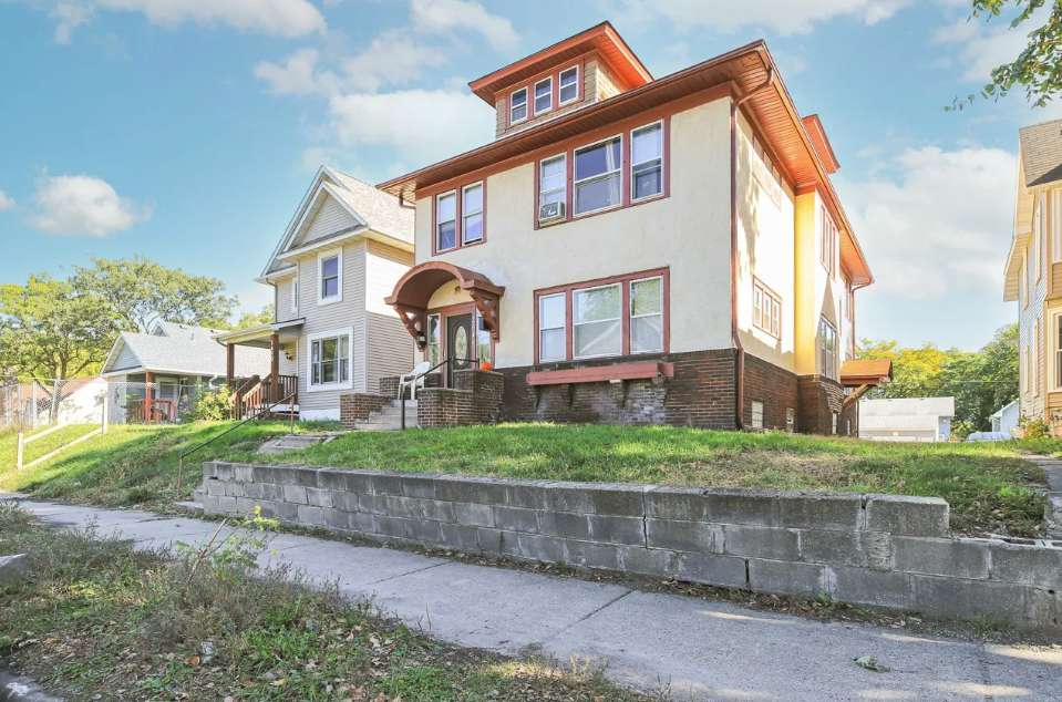 2646 Dupont Avenue North - 1